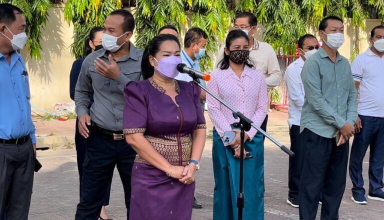 អភិបាលបាលខណ្ឌពោធិ៍សែនជ័យ នាំយកអំណោយជាអាវរងា ភួយ ក្រមា និងថវិកា របស់សម្តេចតេជោ ហ៊ុន សែន និងសម្តេចកិត្តិព្រឹទ្ធបណ្ឌិត ចែកជូនដល់មនុស្សវ័យចាស់ ចំនួន ៧០នាក់