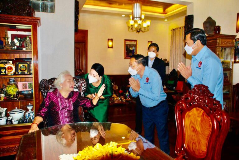 លោក ចាយ បូរិន តំណាងដ៏ខ្ពង់ខ្ពស់ លោក ហ៊ុន ម៉ាណែត ប្រធានយុវជនគណបក្សចុះសួរសុខ ទុក្ខ លោកស្រី ហូ ណូន ដល់គេហដ្ឋាន